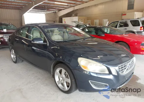 2013 Volvo S60 T5 z USA, uszkodzony, nr VIN YV1612FS3D2196502